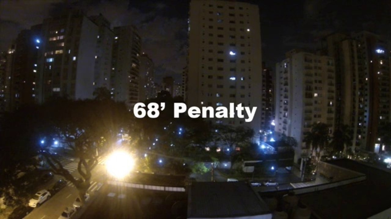 But du brésil = ambiance de fou dans ce cartier de Sao Paulo. Dingue cette coupe du monde!
