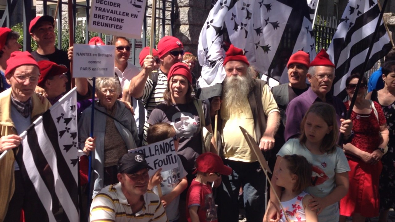 Rassemblement de bonnets rouges devant la sous-préfecture