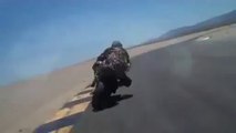 Un motard touche le sol avec son casque ! a voir