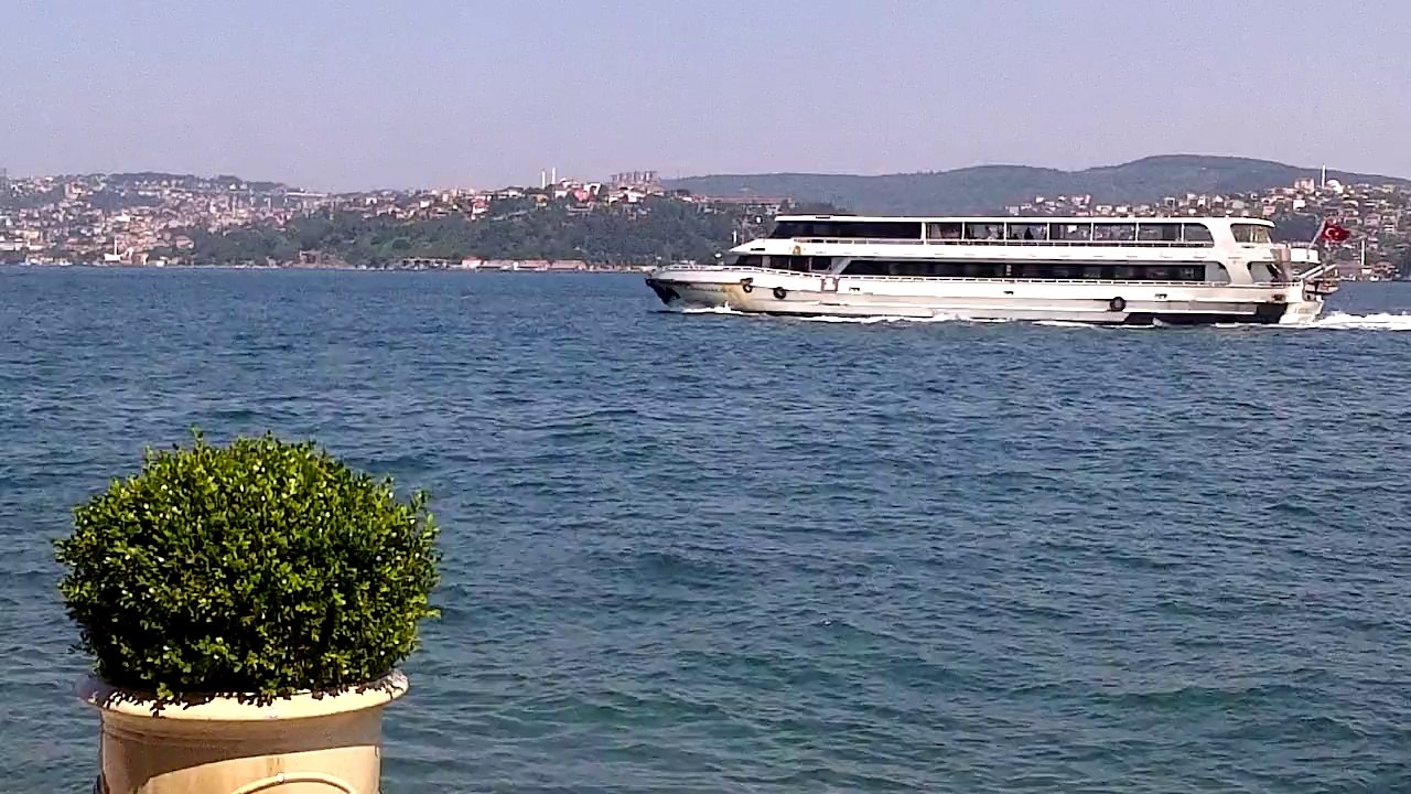 YENIKOY DE YALI DAIRESI RIHTIMIN DAN BOĞAZ MANZARASI