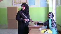 Afegãos vão às urnas apesar de ameaças dos talibãs