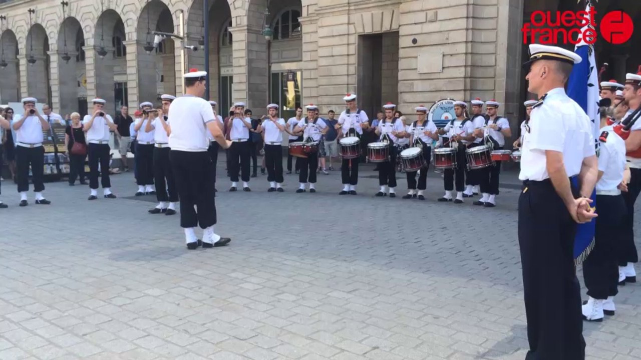 Le bagad de Lann-Bihoué place de la République à Rennes