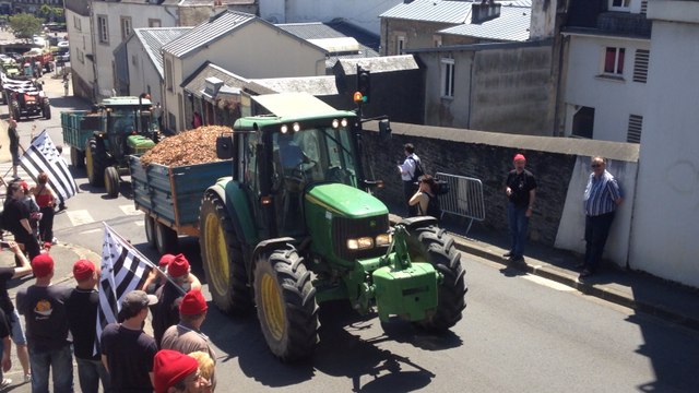 Les tracteurs arrivent à la sous-préfecture