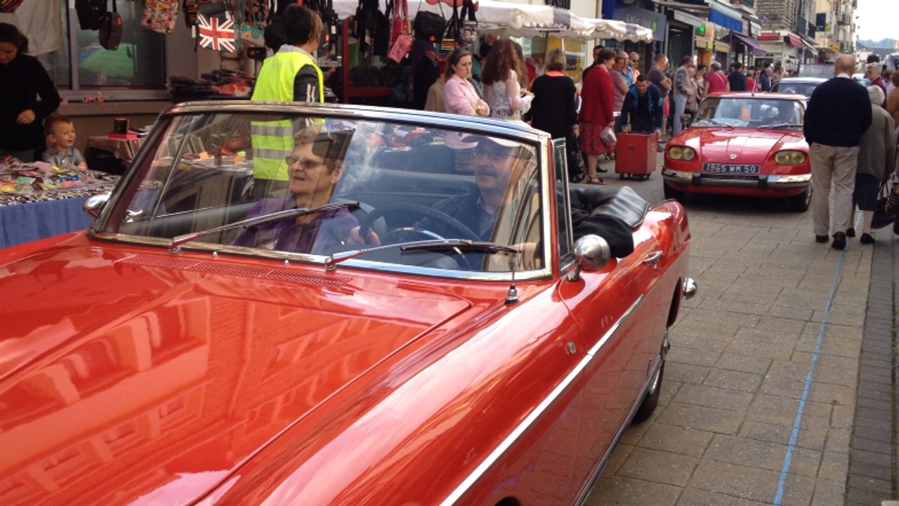 Cortège de vieux tacots avec l'Auto-Rétro