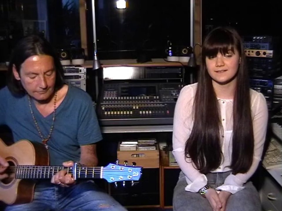 Singen lernen für Teen`s Naomie singt ' Rise' coverversion