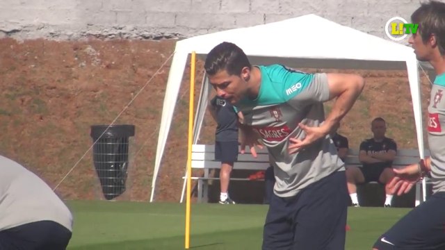 CR7 volta a aparecer com proteção no joelho