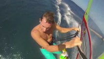 Des Windsurfers prennent des vagues géantes a Hawaï! Jaws...