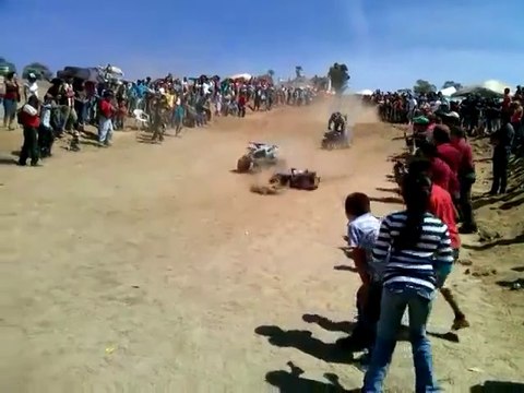 Enorme crash en quad! Le gars K.O veut vraiment finir la course...