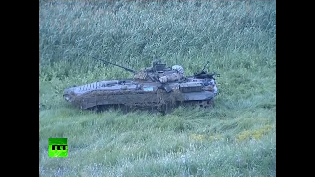 Российские пограничники осматривают задержанную БМП украинской армии
