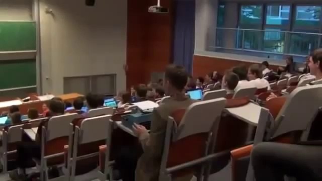 Un étudiant emmène sa machine à écrire à la FAC !