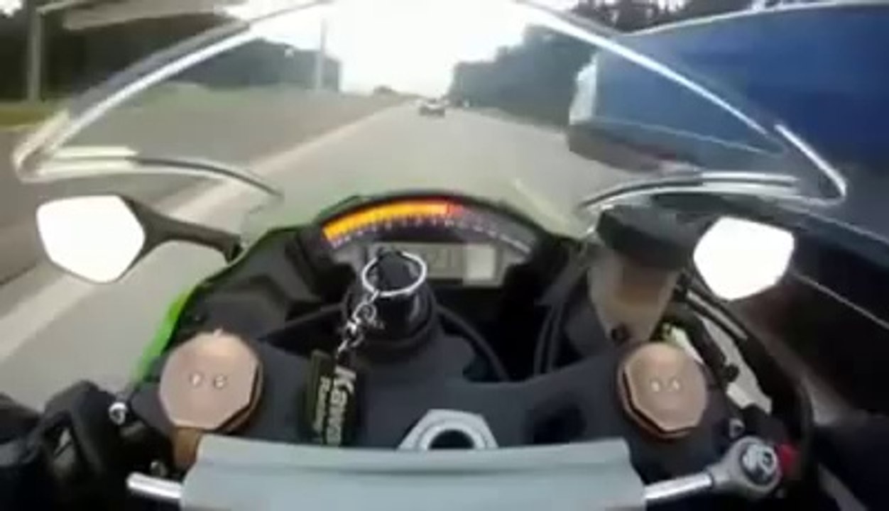IL SE FAIT DOUBLER A PLUS DE 300KM/H en moto par une voiture