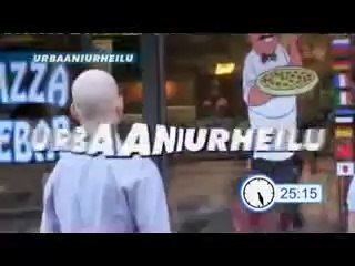 Un faux voleur s'amuse avec la sécurité