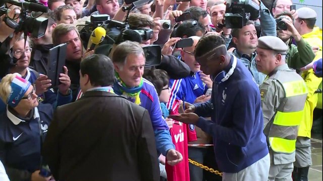 La ministre des Sports Najat Vallaud-Belkacem accueillant les Bleus à leur arrivée à Porto Alegre.