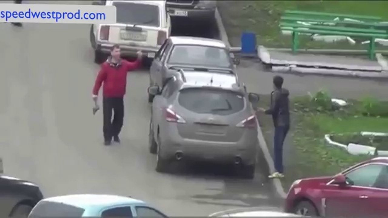 Russe Sort une Hache pendant Une Bagarre contre 3 mecs