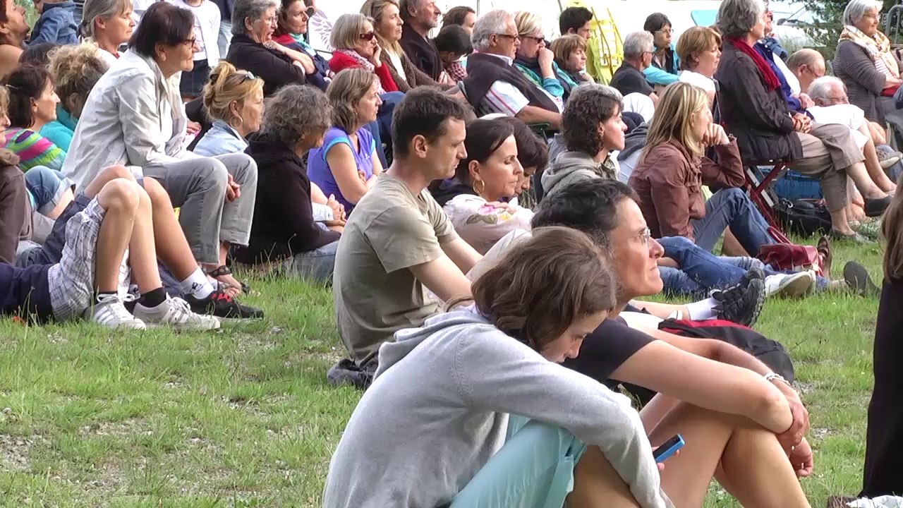 Hautes-Alpes: Le piano flottant sur le lac St Appolinaire
