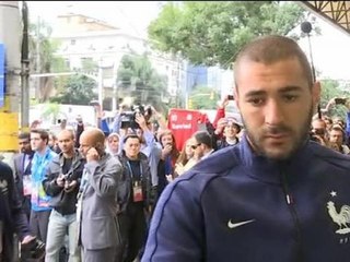 Mondial 2014: les bleus accueillis à Porto Alegre par Vallaud-Belkacem et des fans - 13/06