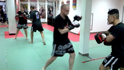 Video herunterladen: Best Muay Thai Kickboxing in uptown Toronto (Near Bayview & Eglinton)