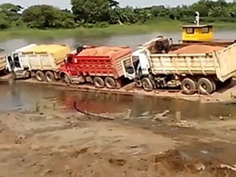 4 camions tombent à l'eau