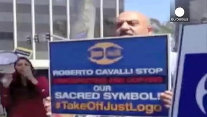 Logo della discordia: protesta contro il profumo Just Cavalli