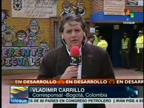 Electores llegan a sufragar para elegir al presidente colombiano