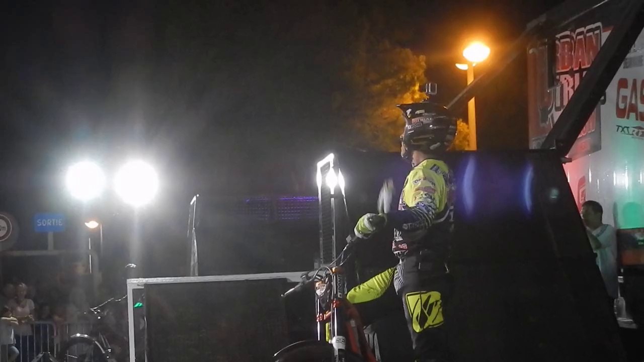 Moto Trial Extrait du show Urbantrial à Bormes avec Julien Perret champion de France