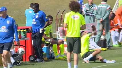 Brasil 2014 - Scolari 'casi' lesiona a Dani Alves