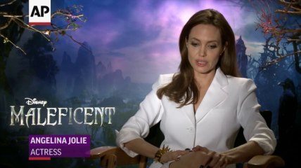 Celebrities hold up 'bringbackourgirls' signs