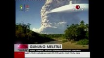 Raw: Volcano erupts in Indonesia