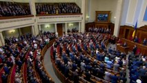 Petro Poroshenko sworn in as Ukraine's president as east seethes