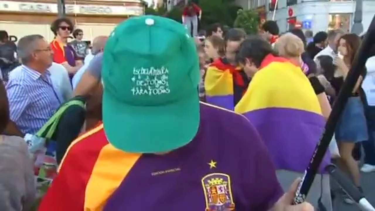 Thousands protest against monarchy in Spain
