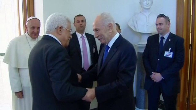 Peres, abbas embrace ahead of prayers at Vatican