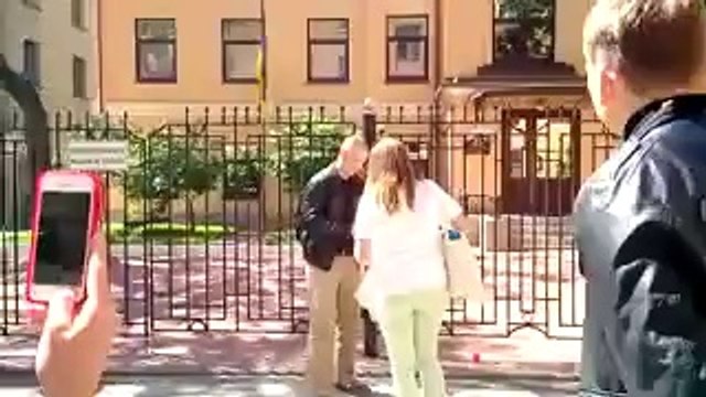 Милонов засунул украинский флаг в урну перед консульством в Петербурге.