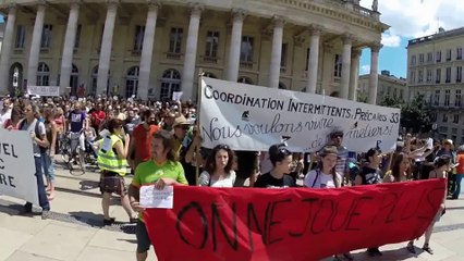 Les intermittents devant le Grand Théâtre à Bordeaux le lundi 16 juin 2014 ([Full HD])