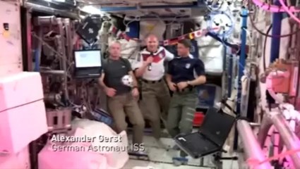 Đá bóng trên trạm vũ trụ để cổ động World Cup