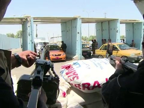 Iraqi troops dig in, bolstering Baghdad's defences