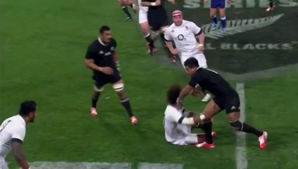 Julian Savea colle une grosse percussion à Marland Yarde