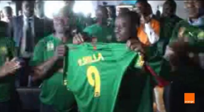 من قلب الكاميرون هكذا تابعت الجماهير أسود إفريقيا بحضور روجيه ميلا و بقية النجوم