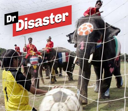 Un match de football entre des éléphants et des écoliers / Dr Disaster