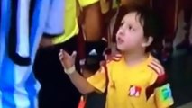 Messi ignora un bambino e non gli stringe la mano