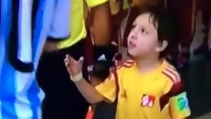 Messi ignora un bambino e non gli stringe la mano