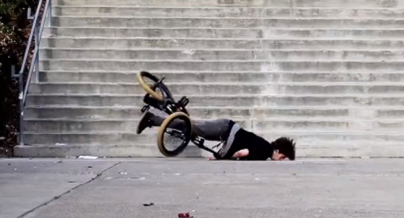 20 STAIR EL TORO BMX CRASH TO THE HEAD - BMX