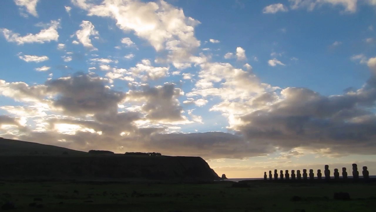 Paysage 06 - Isla De Pascua Levé de Soleil Moai