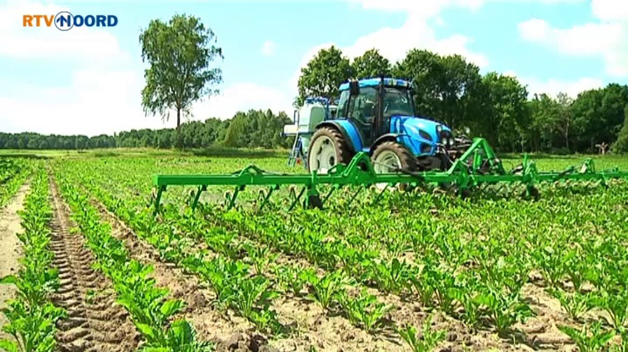 Boer uit Wedde bedenkt extra lange rijenspuit - RTV Noord