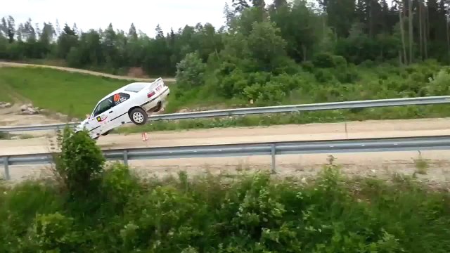 Vol plané impressionnant d'une voiture de Rallye... En mode superman, qui finit très mal