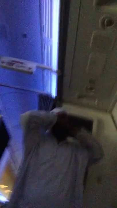 Passager d'un avion réveillé par un musulman qui prie en plein vol! Un peu bruyant...