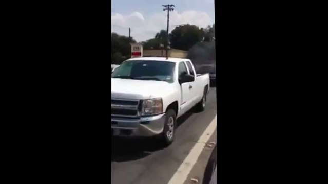 Insolite : un Pick-up Diesel enfume à plusieurs reprises une Mazda MX-5