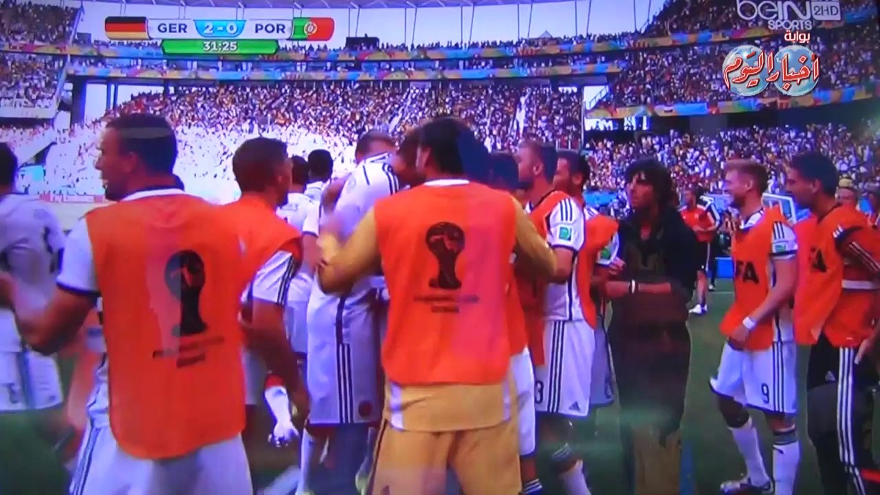 ميركل تشارك في تشجيع منتخب ألمانيا أمام البرتغال
