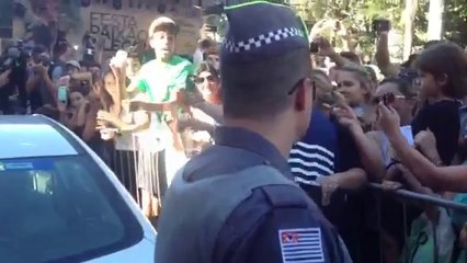 Karim Banzema sort de sa conférence de presse, le 16 juin 2014