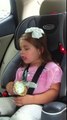 Une petite fille dort et mange sa glace