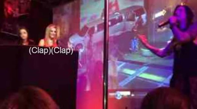 Edu para Clara: Namora logo a Vanessa. Amiga é o caralho, porra. Namora logo. Clara: Sabe de nada inocente.